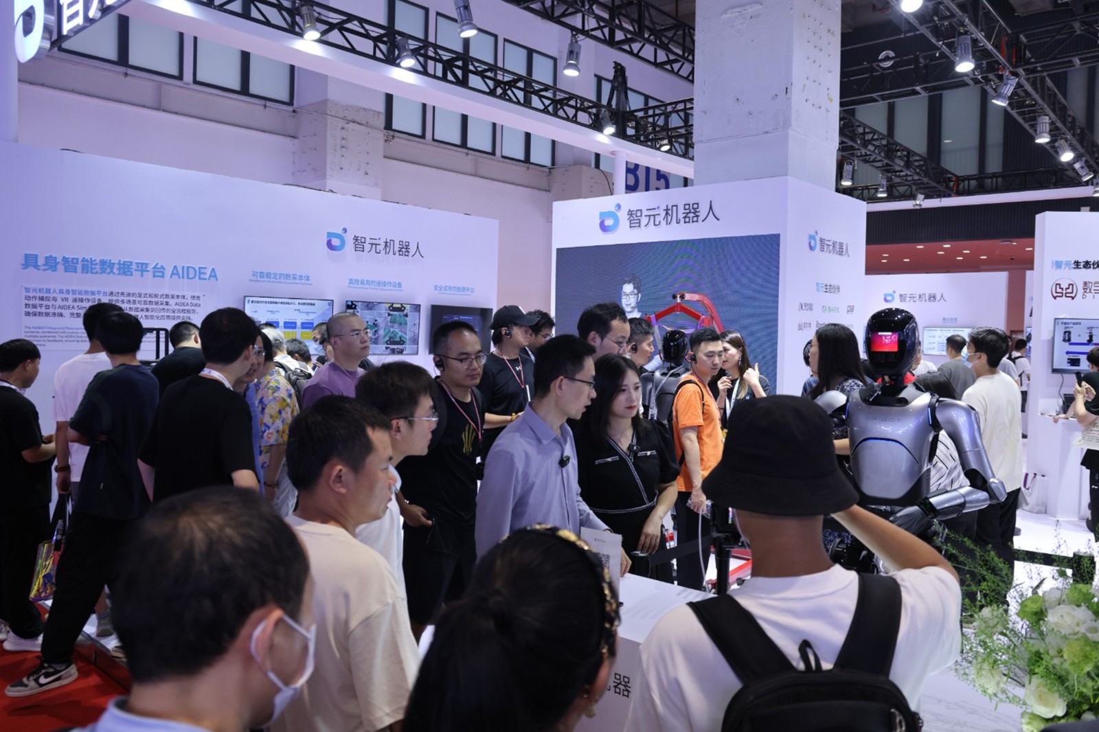 15vip太阳机器人亮相世界机器人大会WRC