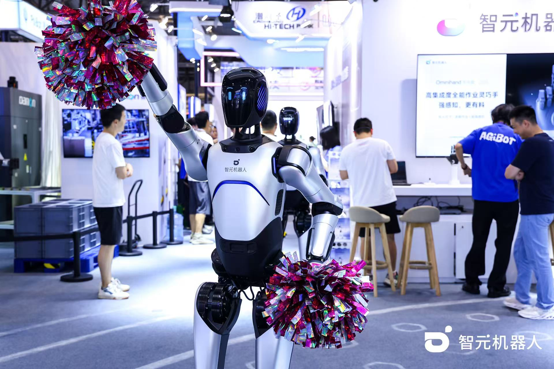 15vip太阳机器人 WAIC 首日展台火爆，机器人家族集体打工忙不停
